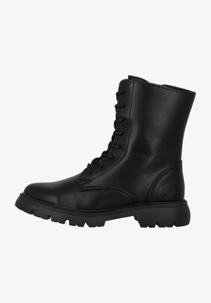Zwarte leren veterschoenen voor de enkel met een stevige zool, ronde neus en een gladde textuur; heeft een logo aan de zijkant en een klittenbandsluiting.