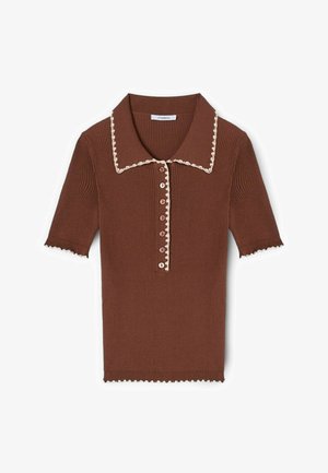 Braunes, geripptes Strickoberteil mit kurzen Ärmeln, Kragen, vorderen Knöpfen und weißem, geschwungenem Besatz am Kragen, an der Knopfleiste, den Ärmeln und am Saum.