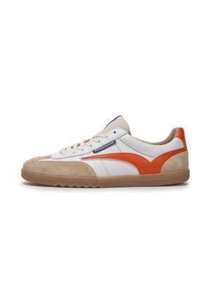 Kengät, joissa on valkoinen nahkainen yläosa, oranssit mokka-akcentit, beige kärki, teksturoitu verkko kieli ja kumipohja, jossa on sahalaitakuviota.