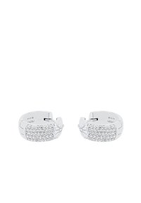 Pendientes de aro de plata con una sección con tachuelas de strass transparentes, bordes suaves y un acabado pulido.