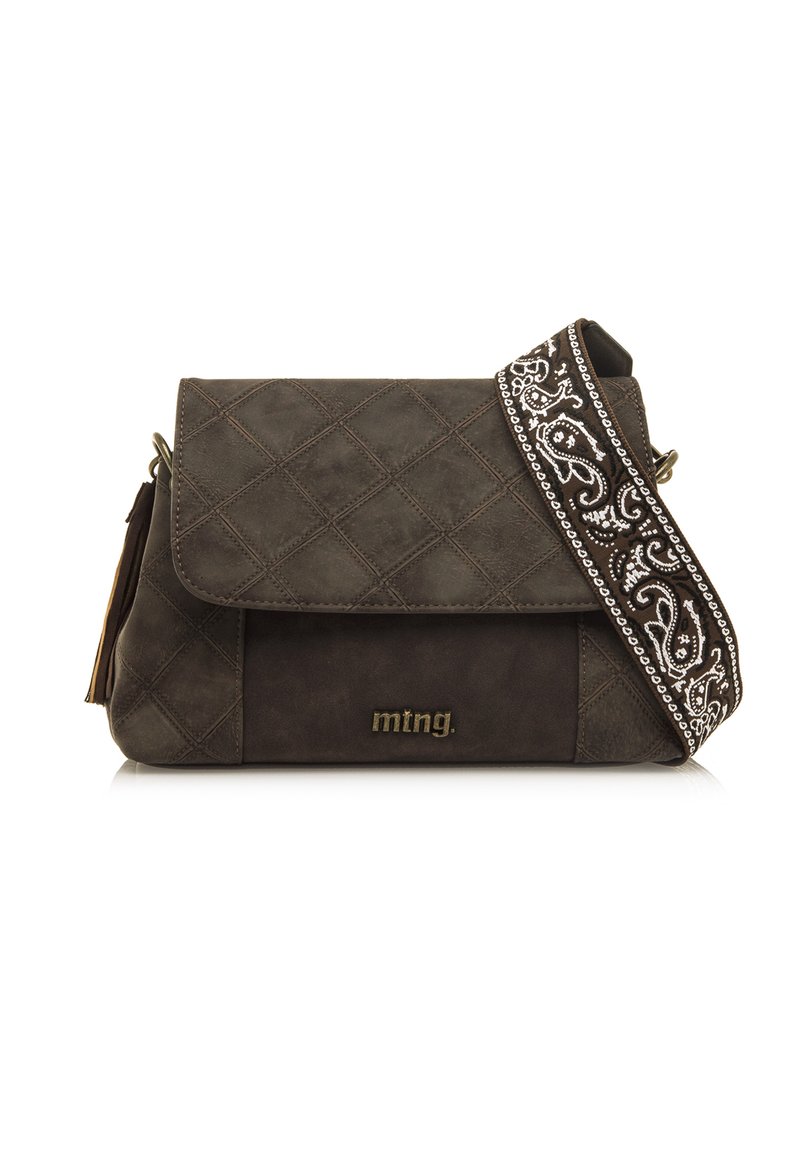 Borsa a tracolla marrone trapuntata con una tracolla decorativa a motivo e un logo dorato. Presenta una chiusura a pattina e materiale testurizzato.