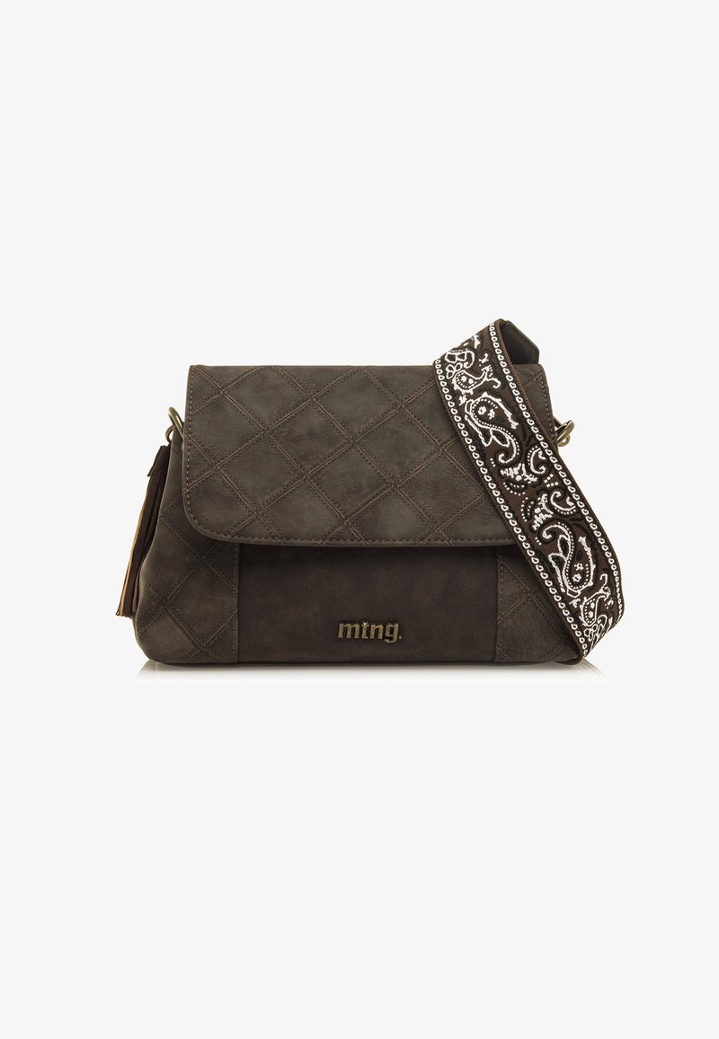 Borsa a tracolla marrone trapuntata con una tracolla decorativa a motivo e un logo dorato. Presenta una chiusura a pattina e materiale testurizzato.