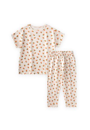 Conjunto de pijama infantil crema con camiseta de manga corta y pantalones largos, con un estampado de frutas naranjas y pequeñas rayas verticales.