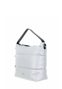 Sac à main matelassé gris avec une texture lisse, équipé d'une bandoulière noire et d'accents en métal argenté. Fermeture éclair sur le dessus.