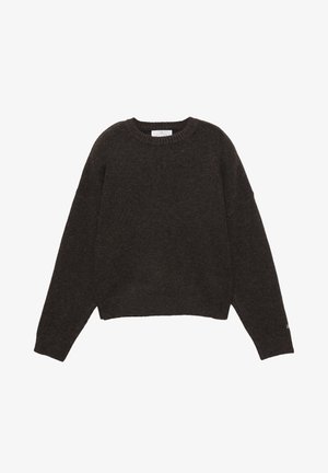 Sötétszürke kötött, kerek nyakú pulóver hosszú ujjal, bordás mandzsettákkal és szegéllyel, fehér háttéren lefektetve.