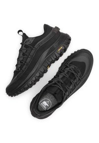 Mustat ulkoilukengät, joissa on teksturoitu kangaspinta, kumipohja ja vahvistettu kärki. Varustettu heijastavilla nauhoilla ja logoyksityiskohdilla. Vibram-brändäys pohjassa.