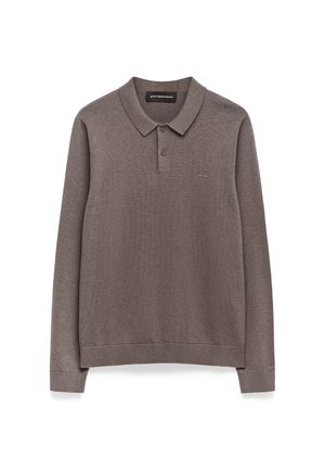 Polo a maniche lunghe in tessuto marrone, con colletto, patta con due bottoni e un sottile accento con logo sul lato sinistro del petto. Texture liscia.