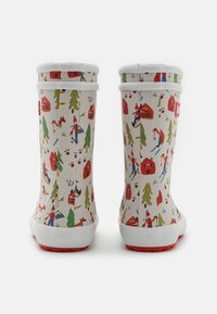 Hvide gummistøvler til regnvejr med et farverigt print af træer, huse og udendørs aktiviteter. Rød ydersål og hvid kant øverst.