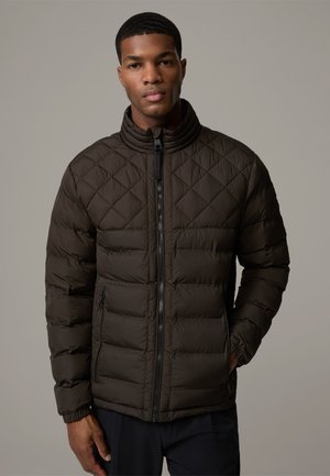 Giacca puffer trapuntata di colore marrone scuro, con colletto alto, chiusura zip e polsini elasticizzati. Il materiale ha una texture liscia e lucida.