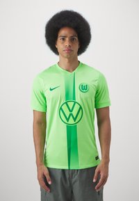 Maglia da calcio verde Nike con una striscia sfumata e grande logo Volkswagen al centro. Maniche corte, design a V e tessuto leggero.