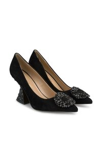 Décolleté neri in suede con tacco alto e punta affusolata, arricchiti da un accento in pietra nera sulla punta e da un design del tacco geometrico unico.