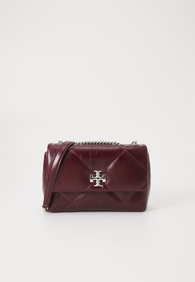 Sac à main en cuir bordeaux avec un design matelassé, quincaillerie en ton argent et une bandoulière en chaîne. Présente un accent de logo prominent sur le devant.
