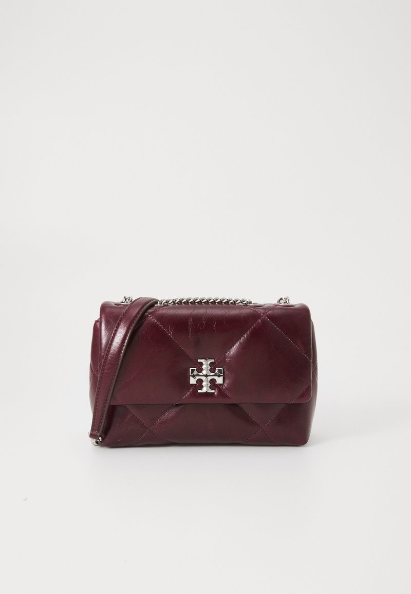 Sac à main en cuir bordeaux avec un design matelassé, quincaillerie en ton argent et une bandoulière en chaîne. Présente un accent de logo prominent sur le devant.