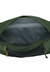 Bolsa de tela verde con cierre de cremallera, que cuenta con un interior espacioso forrado con malla gris y un bolsillo más pequeño con cremallera negra.