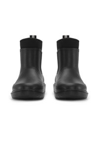 Schwarze wasserdichte Knöchelschuhe mit glattem Gummi-Außenmaterial, dehnbarem Stoffkragen und strukturiertem Sohlenprofil für Griffigkeit. Minimalistisches Design mit Zuglaschen.