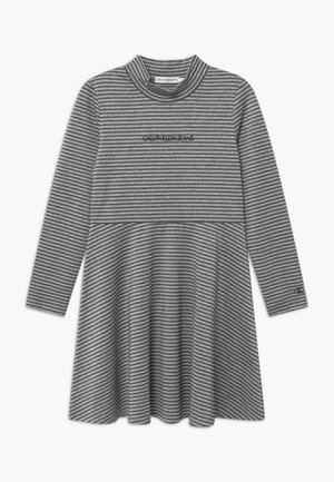 Sukienka na długi rękaw w szare i czarne poziome paski, z półgolfem i logo "Calvin Klein Jeans" na piersi oraz "ck" na rękawie.
