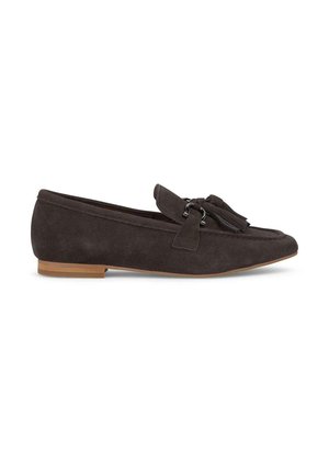 Mocassini in suede marrone con suola piatta, caratterizzati da un dettaglio a frange e accenti metallici. Il design è elegante, con punta arrotondata.