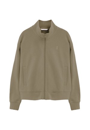 Chaqueta con cremallera de color verde oliva con cuello, puños y bajo acanalados, que cuenta con dos bolsillos delanteros y un pequeño logo bordado en el pecho.