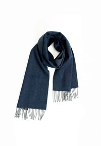 Bufanda azul oscuro hecha de tela suave, con un patrón de espiga y bordes con flecos. Diseñada en estilo de lazo para drapear.