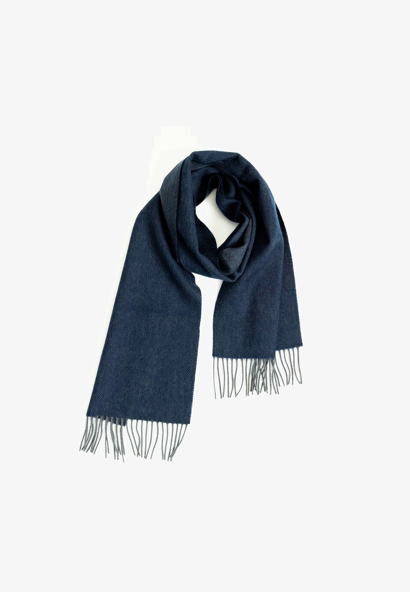 Bufanda azul oscuro hecha de tela suave, con un patrón de espiga y bordes con flecos. Diseñada en estilo de lazo para drapear.