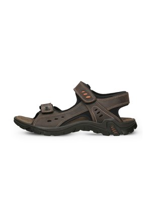 Sandale d'extérieur en cuir marron avec brides ajustables, côtés perforés, semelle rembourrée et semelle extérieure noire robuste.