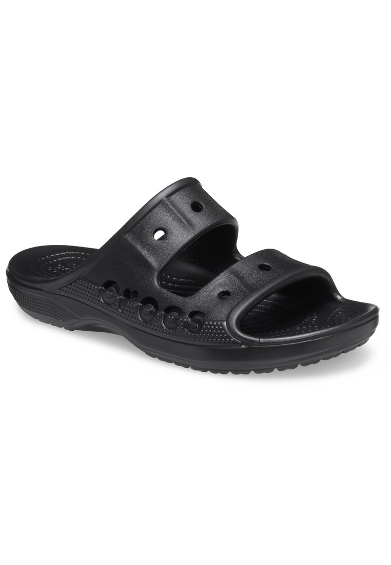 Sandalia negra tipo slip-on con dos correas anchas que presentan orificios de ventilación y una suela texturizada acolchada, diseñada para uso casual.