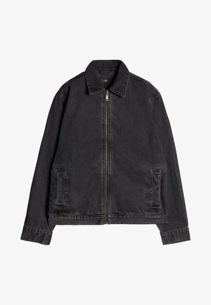 Giubbotto in denim nero con zip frontale, colletto a punta e due tasche laterali. Il tessuto ha una consistenza morbida con una finitura sbiadita.