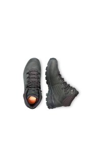Schwarze Wanderstiefel mit einem glatten Lederoberteil, strukturierten Gummisohlen, metallischen Ösen und einem gepolsterten Schaft. Verfügt über eine markierte Innensohle.