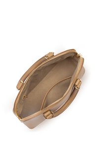 Borsa in pelle color nocciola con chiusura a zip. Presenta doppi manici e fodera interna liscia. Design semplice, senza motivi o accenti visibili.