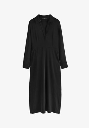 Černé šaty vyrobené z lehké látky. Mají límečkový výstřih, dlouhé rukávy a uvolněný střih s vrstevnatým designem.
