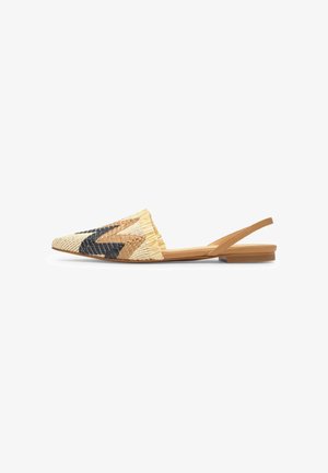 Zapato plano slingback tejido con puntera puntiaguda en tonos beige, negro y naturales, con tira y suela de cuero marrón claro.