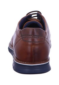 Brauner Lederschuh mit abgerundetem Rücken, navyblauer Polsterung im Inneren, weißen Sohlenakzenten und sichtbaren Nähdetails.