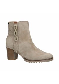 Beige Wildleder Stiefelette mit einem klobigen Absatz, spitzem Zehenbereich und dekorativen Kunststoffakzenten an der Seite. Strukturierte, strapazierfähige Gummisohle.