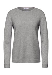 Harmaa pitkähihainen neule pyöreällä pääntiellä ja hienovaraisella vaakasuoralla ribbitikillä. Materiaali näyttää pehmeältä ja hieman teksturoidulta, ja siinä on siistit reunat.