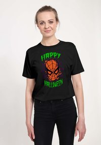 Sort T-shirt med et orange spindelvævsdesign og en spidermaske. Teksten lyder "GLÆDELIG HALLOWEEN" i grøn og lilla. Korte ærmer.