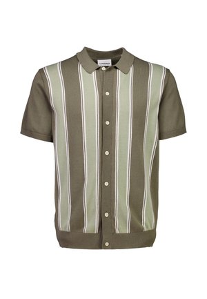 Korte mouwen polo met knoopsluiting, verticale olijfgroene en lichtgroene strepen, en een geribbelde zoom en kraag.