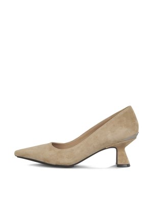 Pompe à talon bas en suède beige avec un bout pointu et un petit talon. Présente un dessus lisse et un subtil accent métallique sur le talon.