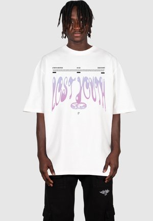 Witte oversized t-shirt met een paarse graphic waarop "LOST YOUTH" staat, met daaronder een wereldbolontwerp, tegen een grijze achtergrond.