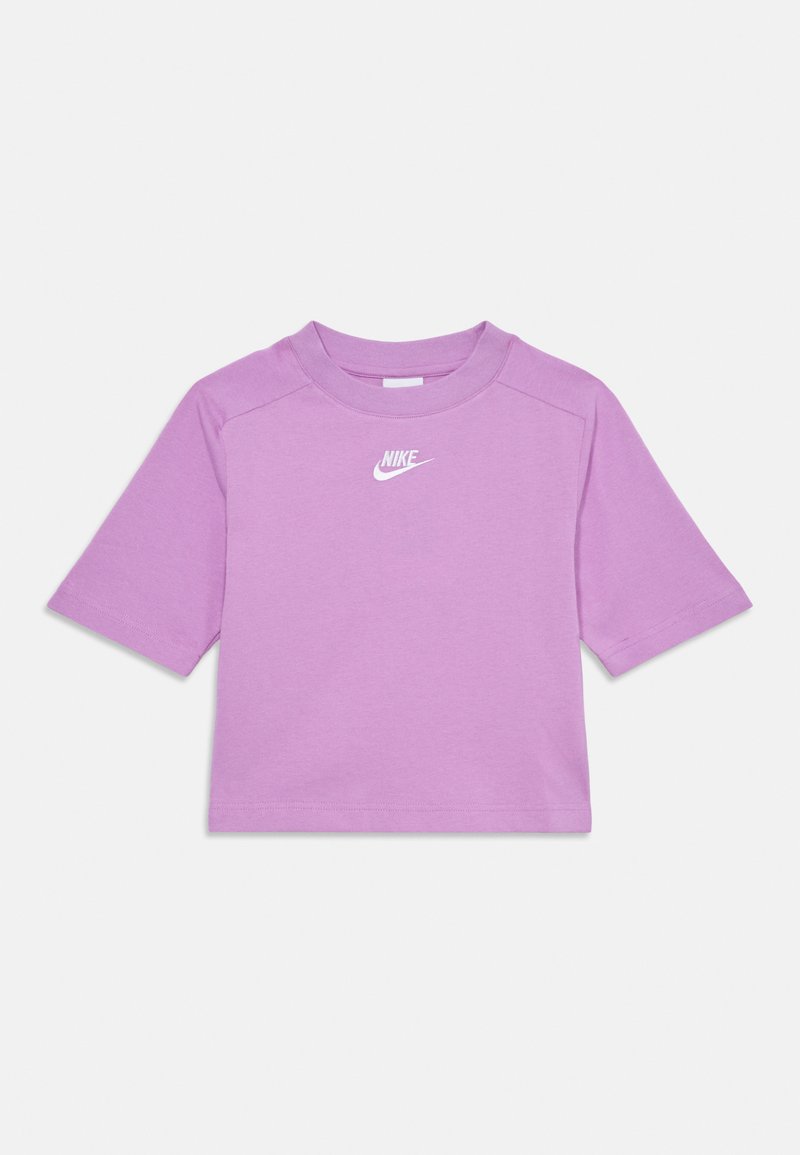 T-shirt viola a maniche corte in cotone, con scollatura rotonda e un logo Nike bianco sul petto. Texture liscia, vestibilità casual.