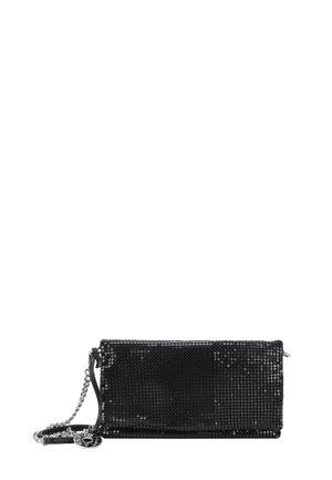 Borsa a tracolla nera con una superficie liscia e texture di paillettes. Presenta una tracolla in catena argentata e un accento metallico con il logo. Chiusura con zip.