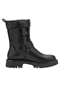 Botines negros con un diseño elegante, que presentan un panel texturizado negro, cremallera lateral y suela de goma gruesa con surcos. Decorados con correas.