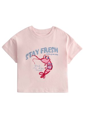 Różowa koszulka z krótkim rękawem z rysunkowym krewetką i napisem „STAY FRESH catch of the day” nadrukowanym z przodu.