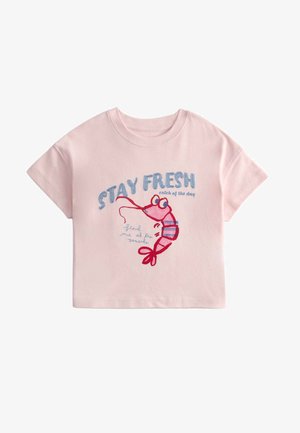 Różowa koszulka z krótkim rękawem z rysunkowym krewetką i napisem „STAY FRESH catch of the day” nadrukowanym z przodu.