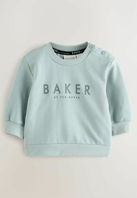Svetlomodrý sveter vyrobený z mäkkej tkaniny, s okrúhlym výstrihom, dlhými rukávmi, gombíkovými detailmi na pleci a logom "BAKER" v tučnom písme.