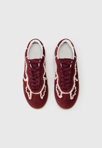 Burgundia suede sneakerid valgete pitsi sarnaste aktsentidega, ümarate varvastega, tasase nöörimise disainiga ja kummist tallaga.