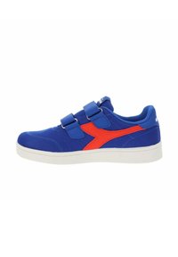 Blauwe sportschoen met mesh stof, synthetische accenten, twee klittenbandsluitingen en een contrasterende rode logo-detail aan de zijkant. Witte zool.