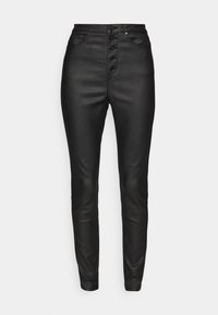 Svarta högmidjade tajta byxor med en belagd, läderliknande yta och knappgylf mot en vit bakgrund.