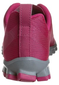 Chaussure de sport rose avec une tige en maille et un talon en suède texturé, dotée d'une semelle en caoutchouc grise et de accents roses contrastants.