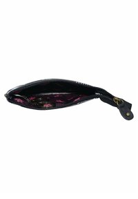 Schwarze Leder-Reißverschlusstasche mit glatter Oberfläche, ausgestattet mit einem Innenfutter im pinken Blumenmuster und einem angebundenen Messing-Schlüsselring.