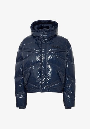 Granatowa kurtka puchowa z błyszczącym wykończeniem, kapturem, zapięciem na zamek i bocznymi kieszeniami. Posiada pikowane detale oraz logo na piersi.